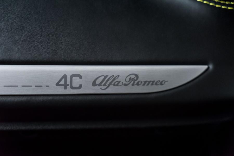Детали интерьера Alfa Romeo 4C Spider (960) 2015 года  (NA) (фото 31 из 40)
